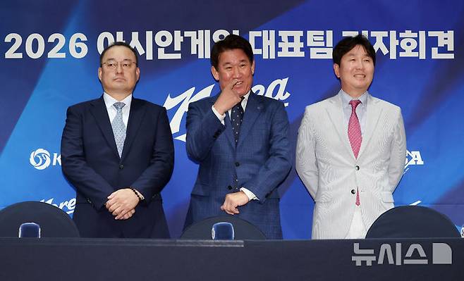 [서울=뉴시스] 이영환 기자 = 차명주(왼쪽부터) 대한야구소프트볼협회(KBSA) 경기력 향상 위원장, 조계현 KBO 전력강화위원장, 류지현 야구 국가대표팀 감독이 11일 오후 서울 중구 한국프레스센터에서 열린 2026 아이치-나고야 아시안게임 대표팀 최종 명단 발표 기자회견에서 기념촬영을 하고 있다. 2026.06.11. 20hwan@newsis.com