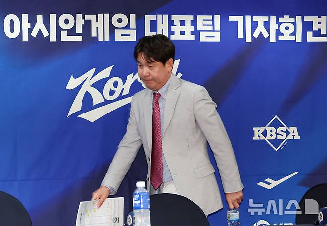 [서울=뉴시스] 이영환 기자 = 류지현 야구 국가대표팀 감독이 11일 오후 서울 중구 한국프레스센터에서 열린 2026 아이치-나고야 아시안게임 대표팀 최종 명단 발표 기자회견을 마친 후 이동 하고 있다. 2026.06.11. 20hwan@newsis.com
