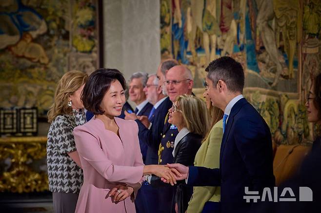 [로마=뉴시스] 최동준 기자 = 김혜경 여사가 11일(현지 시간) 로마 대통령궁에서 마타렐라 대통령의 딸 라우라 마타렐라 영애와 함께 이탈리아 측 수행원과 인사하고 있다. (공동취재) 2026.06.11. photocdj@newsis.com