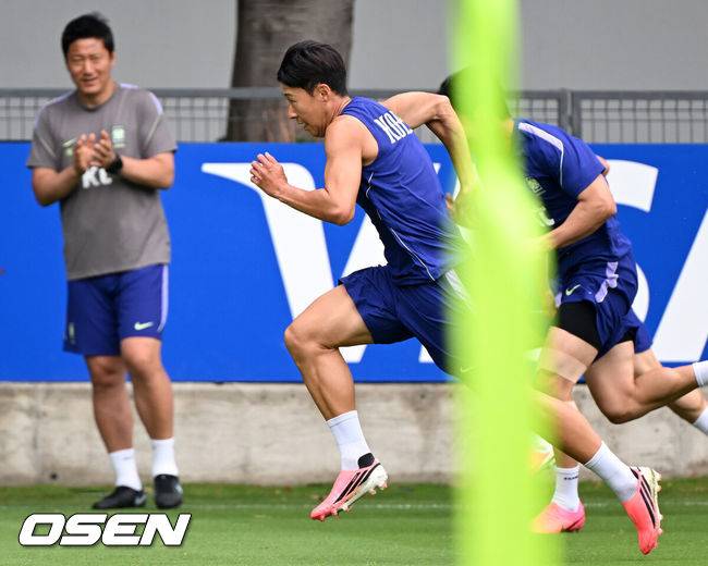 [OSEN=사포판(멕시코), 이대선 기자] 2026 북중미 월드컵에 참가하는 한국 축구국가대표팀이 9일(한국시각) 멕시코 과달라하라 인근 사포판의 치바스 베르데 바예에서 훈련을 진행했다.한국은 과달라하라에서 체코와 멕시코를 차례로 상대한 뒤 조별리그 마지막 경기를 치른다.손흥민이 훈련을 하고 있다. 2026.06.09 /sunday@osen.co.kr