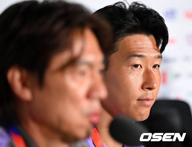 [OSEN=과달라하라(멕시코), 이대선 기자] 11일(한국시각) 멕시코 멕시코 과달라하라의 에스타디오 과달라하라에서 대한민국 축구국가대표팀 공식 기자회견이 진행됐다.대한민국 월드컵대표팀은 오는 12일 오전 11시(한국시각) 체코와 2026년 북중미 월드컵 조별리그 A조 1차전을 펼친다.홍명보 감독, 손흥민이 취재진의 질문에 답을 하고 있다. 2026.06.11 /sunday@osen.co.kr