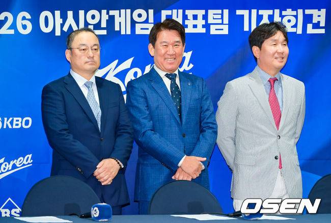[OSEN=민경훈 기자]&nbsp; 11일 오후 2026 아이치/나고야 아시안게임 야구대표팀 최종 명단 발표 기자회견이 서울시 중구 한국프레스센터 서울클럽홀에서 열렸다.이 자리에는 류지현 대표팀 감독, KBO 조계현 전력강화위원장, 차명주 KBSA 경기력 향상 위원장이 참석했다.차명주 KBSA 경기력 향상 위원장, KBO 조계현 전력강화위원장, 류지현 대표팀 감독이 포토타임을 갖고 있다. 2026.06.11 / rumi@osen.co.kr
