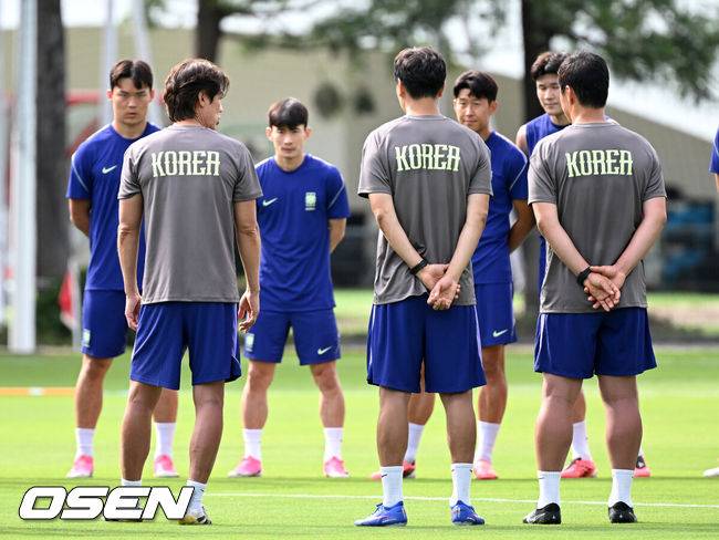[OSEN=사포판(멕시코), 이대선 기자] 2026 북중미 월드컵에 참가하는 대한민국 축구국가대표팀이 11일(한국시각) 멕시코 과달라하라 인근 사포판의 치바스 베르데 바예에서 훈련을 진행했다.대한민국 월드컵대표팀은 오는 12일 오전 11시(한국시각) 체코와 2026년 북중미 월드컵 조별리그 A조 1차전을 펼친다.훈련에 앞서 홍명보 감독이 선수단과 이야기를 하고 있다. 2026.06.11 /sunday@osen.co.kr