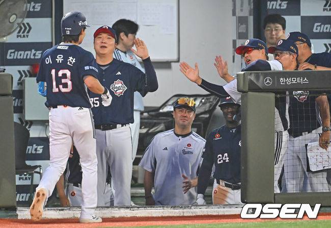 [OSEN=부산, 이석우 기자] 11일 부산 사직야구장에서 2026 신한 SOL KBO 리그 롯데 자이언츠와 두산 베어스의 경기가 열렸다. 홈팀 롯데는 박세웅이, 방문팀 두산은 타카다가 선발 출전했다.두산 베어스 이유찬이 4회초 1사 중견수 뒤 펜스 맞추고 그라운드 홈런을 성공한 후 김원형 감독의 축하를 받고 있다. 2026.06.11 / foto0307@osen.co.kr