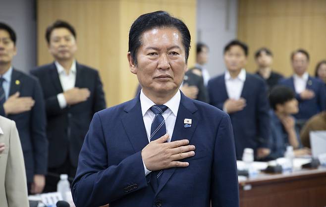 더불어민주당 정청래 대표가 11일 서울 여의도 국회에서 의원회관에서 민주당 민주연구원, 정책위원회가 주최한 이재명 정부 출범 1주년 기념 토론회에서 국기에 경례하고 있다. 연합뉴스