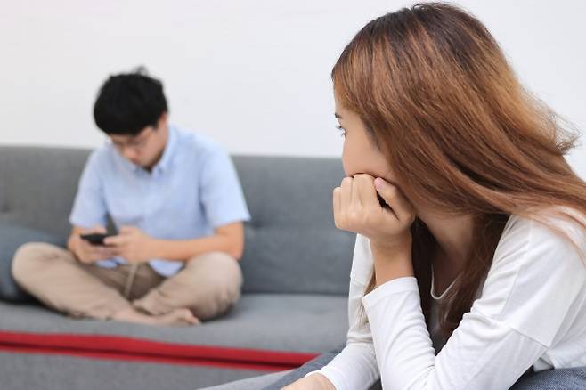연인 사이의 정서적 거리감을 표현한 자료이미지. 기사 내용과 직접 관련 없음. 123rf