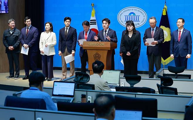 국민의힘 당내 개혁·소장파 모임인 ‘대안과미래’ 소속 의원들이 11일 서울 여의도 국회 소통관에서 6·3 지방선거 참패 관련 장동혁 대표 사퇴를 요구하며 기자회견을 하고 있다. 뉴스1