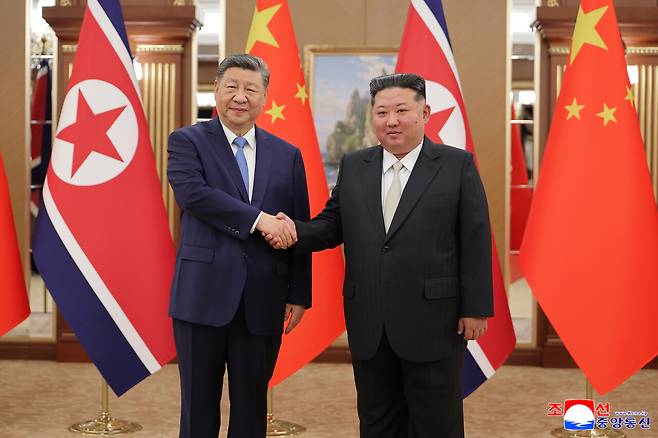 6월9일 시진핑 중국 주석(왼쪽)이 김정은 북한 국무위원장과 기념 촬영을 하고 있다. ⓒ연합뉴스