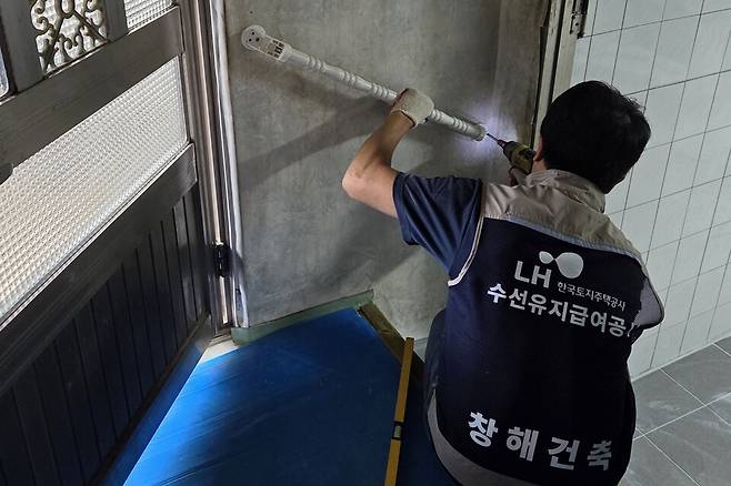 LH 관계자가 현관 안전손잡이를 설치하는 모습 ⓒ예천군 제공