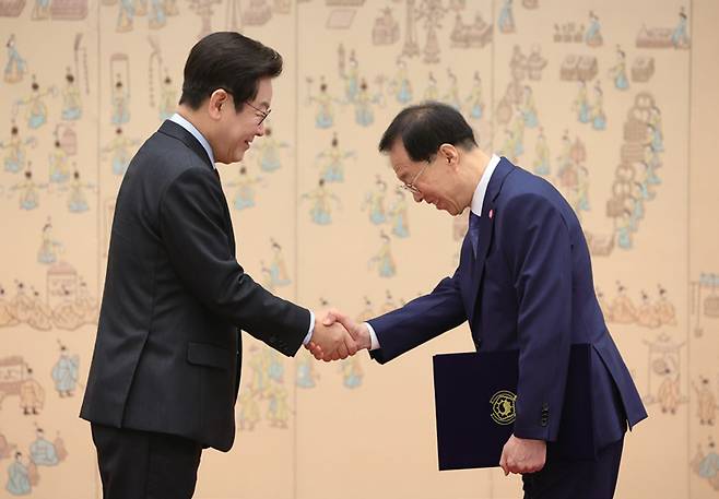 이재명 대통령이 2025년 9월15일 용산 대통령실에서 이석연 국민통합위원장에게 위촉장을 수여하고 있다. ⓒ연합뉴스
