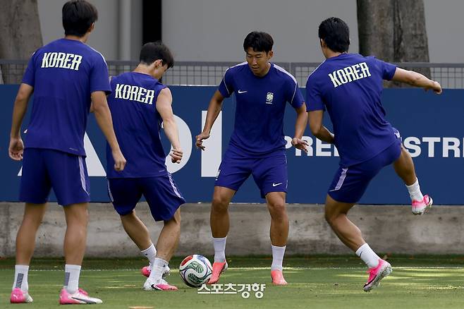 한국 남자 축구 국가대표팀이 11일 멕시코 과달라하라 치바스 베르데 바예 경기장에서 훈련하고 있다.    과달라하라 | 문재원 기자