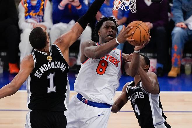 뉴욕 닉스 아누노비가 11일 샌안토니오와의 NBA 파이널 4차전에서 골밑을 돌파해 슛을 하고 있다. AP연합뉴스