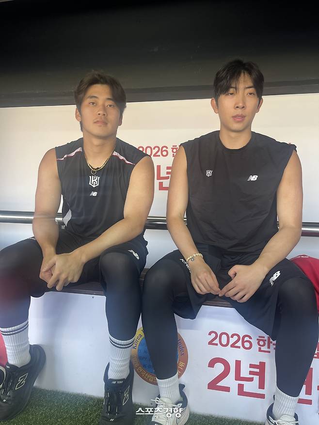11일 수원구장에서 인터뷰하는 KT 박영현과 오원석. 수원 | 김하진 기자
