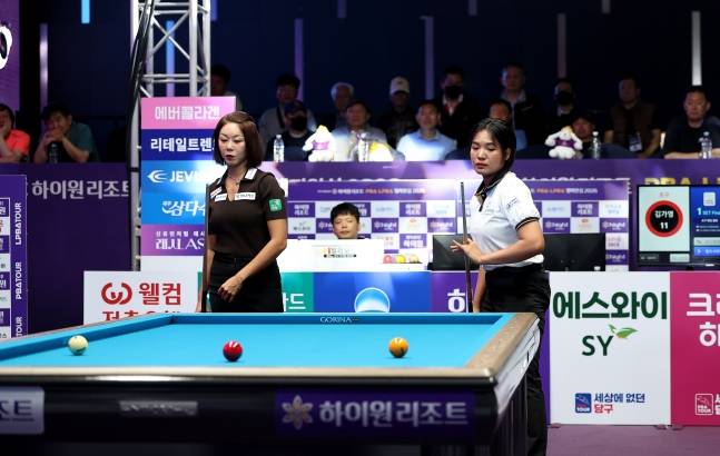 스롱 피아비(오른쪽)가 10일 강원도 정선군 하이원리조트 그랜드호텔 컨벤션타워에서 열린 프로당구 2026-2027시즌 2차 투어 '국민의 행복쉼터 하이원리조트 PBA-LPBA 챔피언십' LPBA 결승에서 김가영과 함께 뱅킹을 하고 있다. /사진=PBA 투어 제공