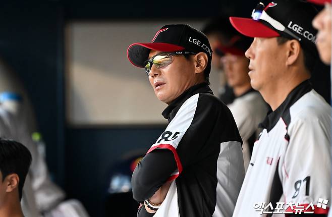 10일 오후 서울 송파구 잠실야구장에서 열린 '2026 신한 SOL Bank KBO리그' SSG 랜더스와 LG 트윈스의 경기, LG 염경엽 감독이 경기를 지켜보고 있다. 잠실, 김한준 기자