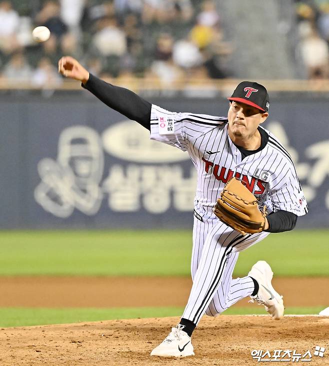 10일 오후 서울 송파구 잠실야구장에서 열린 '2026 신한 SOL Bank KBO리그' SSG 랜더스와 LG 트윈스의 경기, 6회초 LG 리오스가 공을 힘차게 던지고 있다. 잠실, 김한준 기자