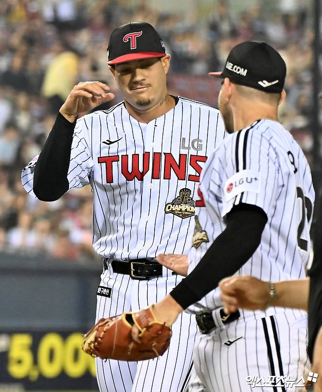 10일 오후 서울 송파구 잠실야구장에서 열린 '2026 신한 SOL Bank KBO리그' SSG 랜더스와 LG 트윈스의 경기, 6회초 수비를 마친 LG 리오스가 오스틴과 하이파이브를 하고 있다. 잠실, 김한준 기자