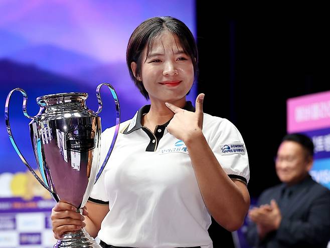 우승 트로피를 든 스롱 피아비 [PBA 제공. 재판매 및 DB 금지]
