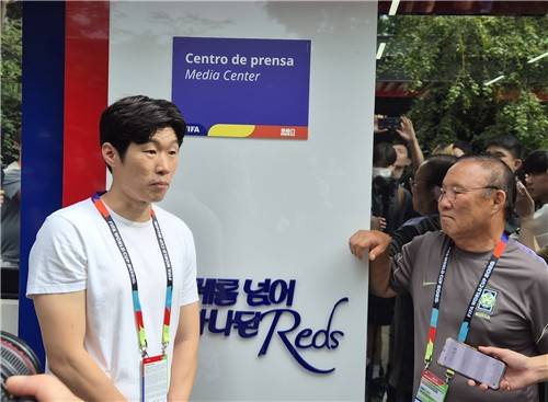 기자들 질문에 답하는 박지성 JTBC 해설위원 [촬영=안홍석]
