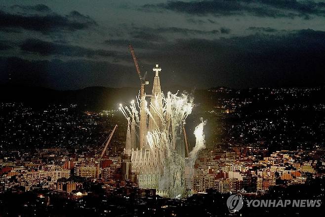 불꽃 터진 바르셀로나 하늘 (로이터 바르셀로나=연합뉴스) 10일(현지시간) 스페인 바르셀로나 사그라다 파밀리아 성당(성가족 성당)에서 열린 예수 그리스도의 탑 축복식에서 조명·불꽃쇼가 펼쳐지고 있다.