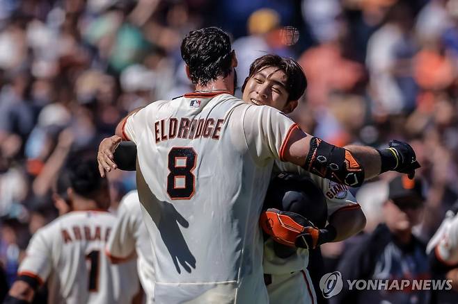 끝내기 만루홈런 친 엘드리지와 포옹하는 이정후(오른쪽) [AP=연합뉴스]