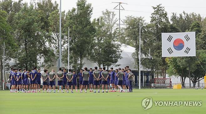 비장한 축구 대표팀 (사포판[멕시코 할리스코주]=연합뉴스) 류영석 기자 = 한국 축구 국가대표팀 선수들이 2026 북중미 월드컵 체코와의 조별리그 1차전을 하루 앞둔 10일(현지시간) 멕시코 과달라하라 인근 사포판의 치바스 바예 베르데에서 훈련을 하기 앞서 홍명보 감독의 지시 사항을 듣고 있다. 2026.6.11 ondol@yna.co.kr
