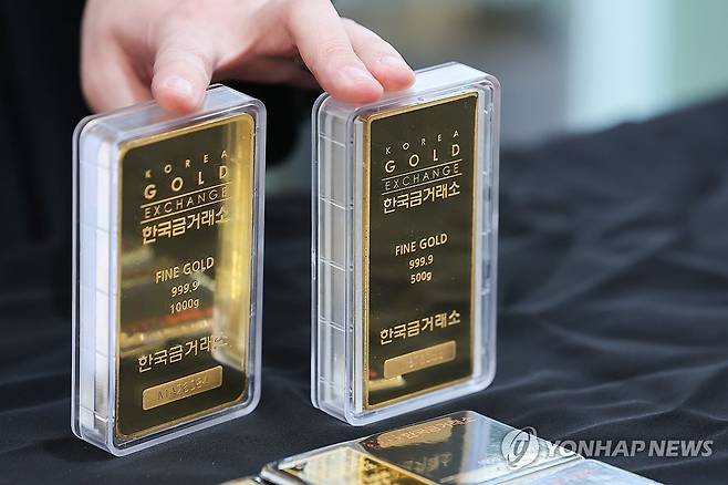 서울 종로구 한국금거래소 본점에 전시된 골드바 [연합뉴스 자료사진. 재판매 및 DB 금지]