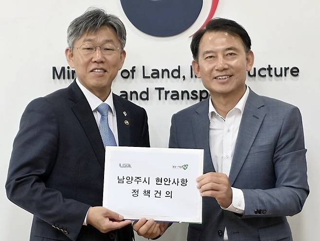 남양주시장 당선인, 국토부에 현안 건의 (남양주=연합뉴스) 최현덕 경기 남양주시장 당선인(오른쪽)은 11일 첫 공식 일정으로 김이탁 국토교통부 1차관을 만나 교통·도시 분야 현안을 건의했다. 2026.6.11 [남양주시장직 인수위 제공. 재판매 및 DB 금지]