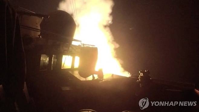 토마호크 순항미사일 발사하는 미군 구축함 미군 중부사령부가 10일(미국 시간) 공개한 USS 마이클 머피함(DDG112)가 미상의 장소에서 토마호크 순항 미사일을 발사하는 장면. [로이터=연합뉴스. 재판매 및 DB 금지]