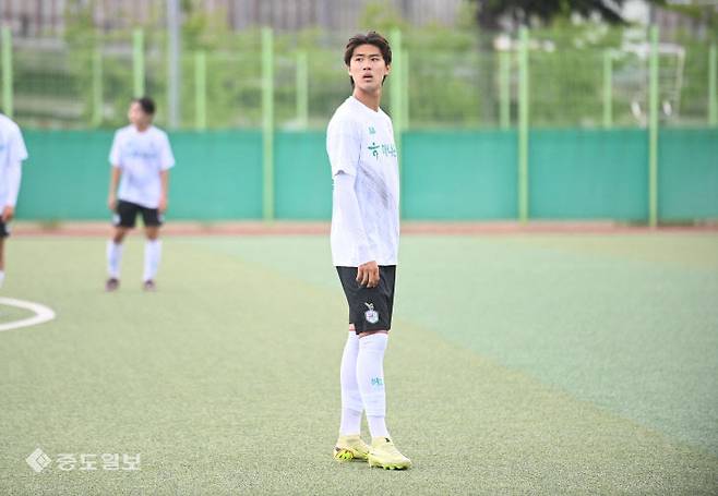 연습도중 잠시 휴식을 취하고 있는 대전하나시티즌 준프로 공격수 김지호 선수. 금상진 기자