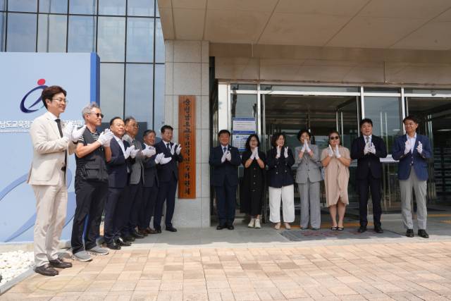 이병도 충남교육감 당선인과 충남교육 미래동행 준비위원회. 사진=김영정 기자