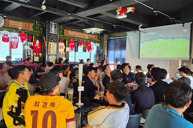 12일 광주광역시 광산구의 한 술집이 월드컵 축구 조별리그 경기를 보러 방문한 손님들로 붐비고 있다. 이시호 인턴기자