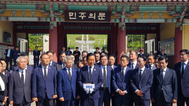 12일 정청래 더불어민주당 대표가 국립5·18민주묘지를 참배후 민주의 문 앞에서 발언을 하고 있다. /나명주 기자 mjna@kwangju.co.kr