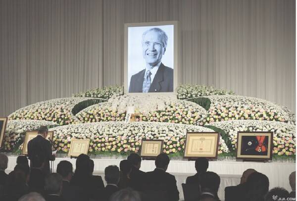 지난 4월20일 열린 무라야마 도미이치 전 총리 '작별 모임'. 앞에 영정을 마주하고 선 사람이 고노 요헤이 전 외상인 것으로 보인다. 아사히 신문. 6월12일.