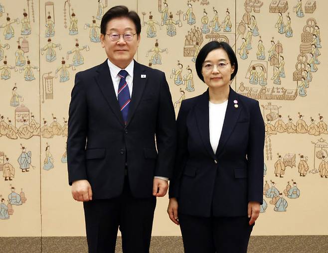 청와대는 7일 이재명 대통령이 신임 국무총리 후보자로 한성숙 중소벤처기업부 장관을 지명했다고 발표했다. 사진은 지난해 이 대통령이 한 장관에게 임명장 수여 후 기념촬영을 하는 모습. (사진=연합)