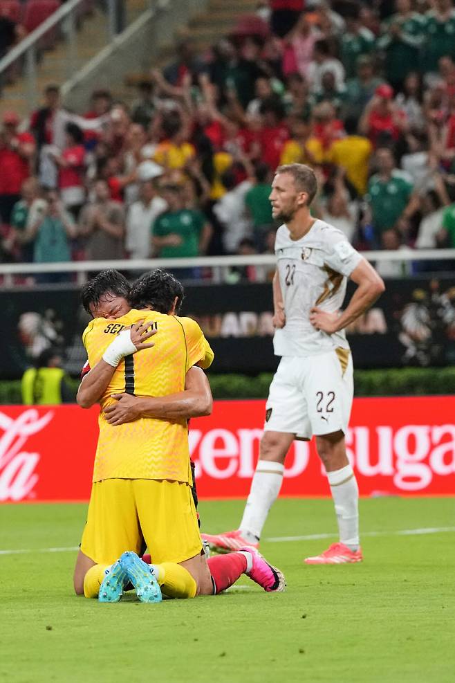 한국 축구대표팀 골키퍼 김승규가 체코전 승리를 이끈 뒤 동료와 함께 기쁨의 포옹을 나누고 있다. 사진=AP PHOTO