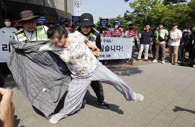 잠실 개표소 봉쇄 시위 7일 차인 11일 올림픽공원 핸드볼경기장 입주 체육단체 직원들이 서울 송파구 올림픽공원 핸드볼경기장 앞에서 업무 정상화 호소문을 발표하고 있다.(사진=뉴시스)