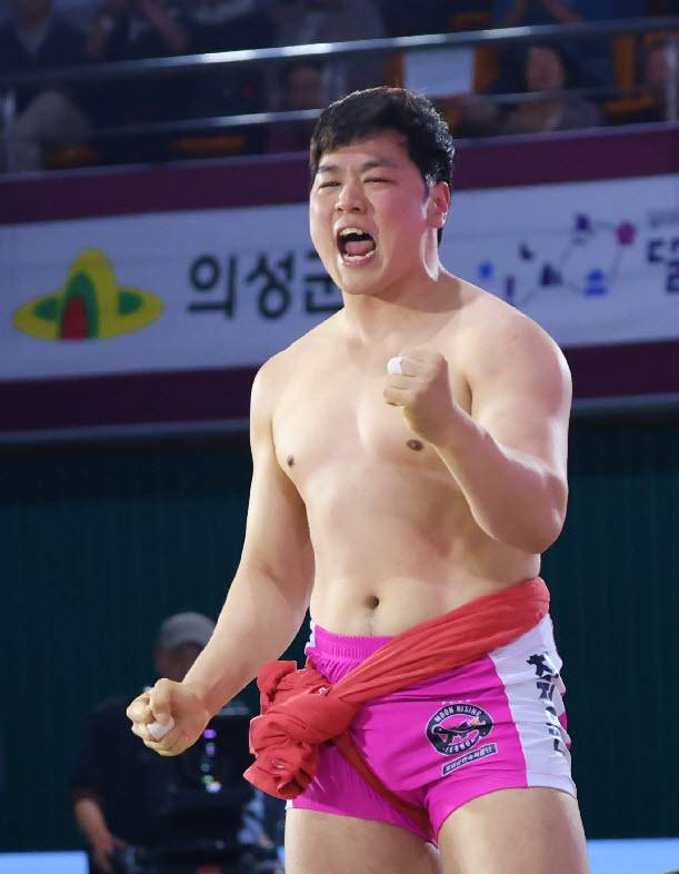 개인 통산 25번째 금강장사 타이틀을 차지한 최정만. 사진=대한씨름협회
