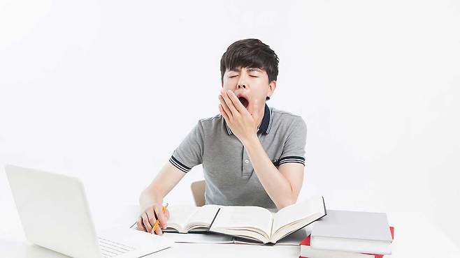 낮에 과도하게 졸립고, 밤엔 불면증에 시달린다면 '고혈압' 위험이 높아질 수 있다는 연구 결과가 발표되었다|출처: 클립아트코리아