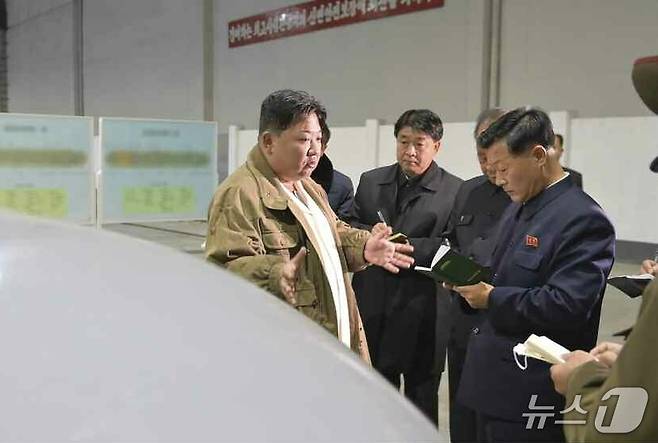 (평양 노동신문=뉴스1) = 지난 2023년 3월 북한의 수중드론 형태 '핵어뢰' 앞에 있는 김정은 노동당 총비서와 최명철 전 군수공업부 부부장. 최일환 부부장도 동행한 모습. [국내에서만 사용가능. 재배포 금지. DB 금지. For Use Only in the Republic of Korea. Redistribution Prohibited] rodongphoto@news1.kr