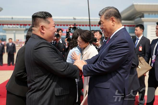 (평양 노동신문=뉴스1) = 김정은 북한 노동당 총비서와 시진핑 중국 국가주석. [국내에서만 사용가능. 재배포 금지. DB 금지. For Use Only in the Republic of Korea. Redistribution Prohibited] rodongphoto@news1.kr