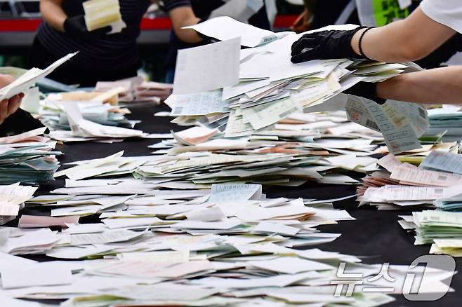 3일 오후 경북 포항시 남구 만인당에 마련된 제9회 전국동시지방선거 개표소에서 투표종사원들이 투표지를 분류하고 있다. 2026.6.3 ⓒ 뉴스1 최창호 기자