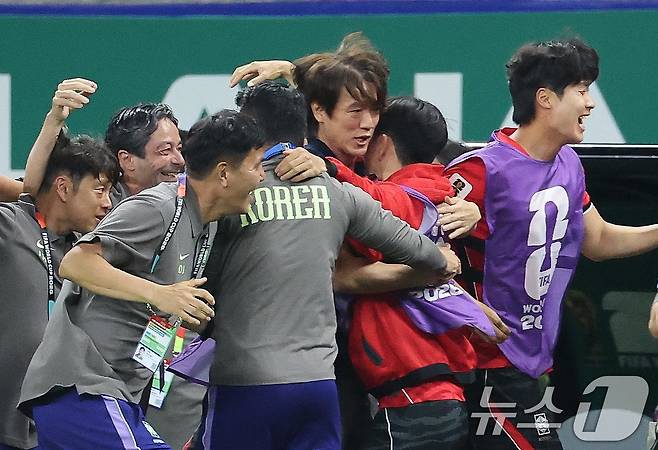홍명보 대한민국 축구국가대표팀 감독이 11일(현지시간) 멕시코 할리스코주 사포판 과달라하라 스타디움에서 열린 2026 북중미 월드컵 A조 조별리그 1차전 대한민국과 체코의 경기를 마치고 스태프들과 환호하고 있다. 이날 경기는 대한민국이 체코를 상대로 2-1로 승리했다. 2026.6.12 ⓒ 뉴스1 임세영 기자