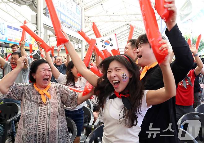 2026 북중미월드컵 A조 조별리그 1차전 대한민국과 체코의 경기가 열린 12일 대구 북구 읍내동 칠곡시장에서 응원전을 펼치던 시민들이 후반 22분 황인범의 동점골이 터지자 기뻐하고 있다. 2026.6.12 ⓒ 뉴스1 공정식 기자