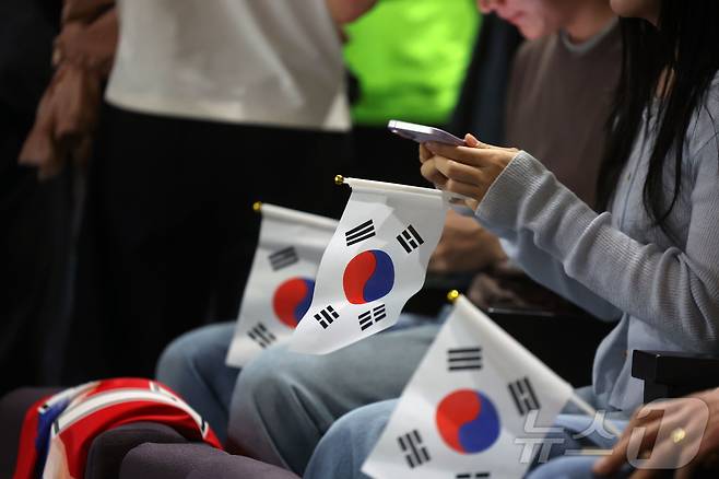 2026 FIFA 북중미 월드컵 대한민국 축구 국가대표팀의 첫 예선전이 열린 12일 오전, 광주 남구 광주대학교 호심관 대강당에서 학생들이 태극기를 들고 응원을 하고 있다. 2026.6.12 ⓒ 뉴스1 조수민 수습기자