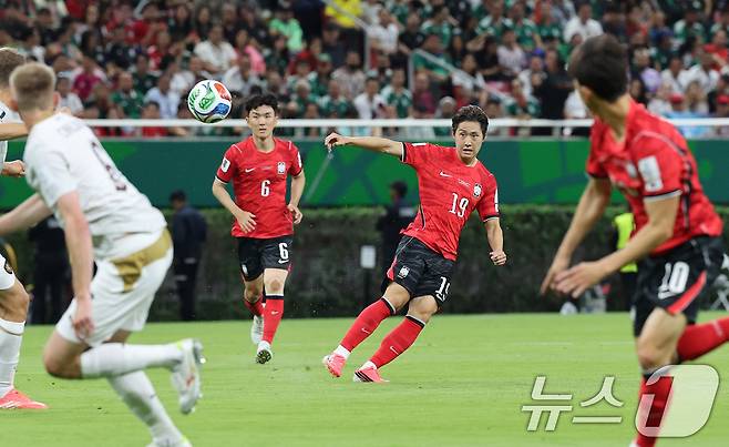 대한민국 축구국가대표팀 이강인이 11일(현지시간) 멕시코 할리스코주 사포판 과달라하라 스타디움에서 열린 2026 북중미 월드컵 A조 조별리그 1차전 대한민국과 체코 경기에서 패스를 하고 있다. 이날 경기는 대한민국 체코를 상대로 2-1로 승리했다. 2026.6.12 ⓒ 뉴스1 임세영 기자