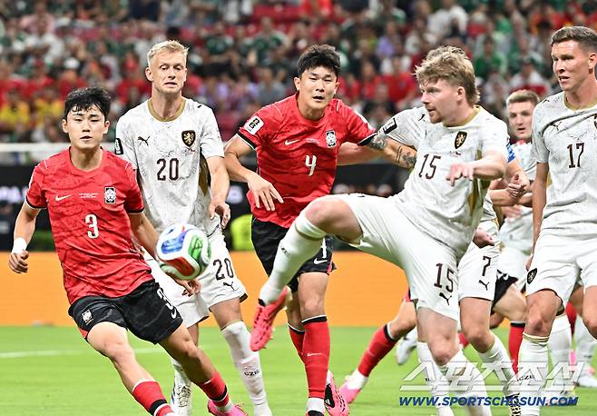 12일(한국시각) 멕시코 과달라하라 사포판의 에스타디오 과달라하라에서 열린 2026 북중미월드컵 대한민국과 체코의 경기. 체코 수비가 코너킥을 걷어내는 모습을 김민재와 이기혁이 아쉬운 표정으로 지켜보고 있다. 사포판(멕시코)=허상욱 기자wook@sportschosun.com/2026.06.12/