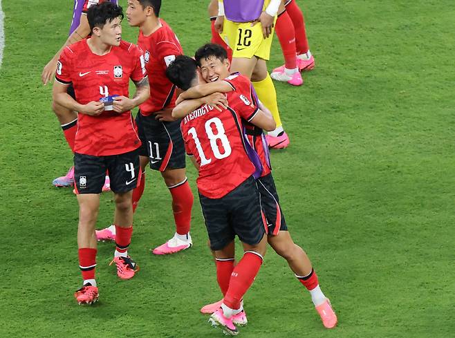 손흥민과 환호하는 오현규      (사포판[멕시코 할리스코주]=연합뉴스) 최재구 기자 = 11일(현지시간) 멕시코 사포판 과달라하라 스타디움에서 열린 2026 북중미 월드컵 A조 1차전 한국과 체코의 경기.      경기 종료 후 오현규가 손흥민과 환호하고 있다. 2026.6.12