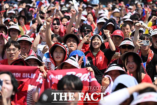 대한민국과 체코의 '2026 국제축구연맹(FIFA) 북중미월드컵' 조별리그 A조 1차전이 열린 12일 오전 서울 종로구 광화문광장을 찾은 시민들이 거리응원을 하고 있다. /박헌우 기자