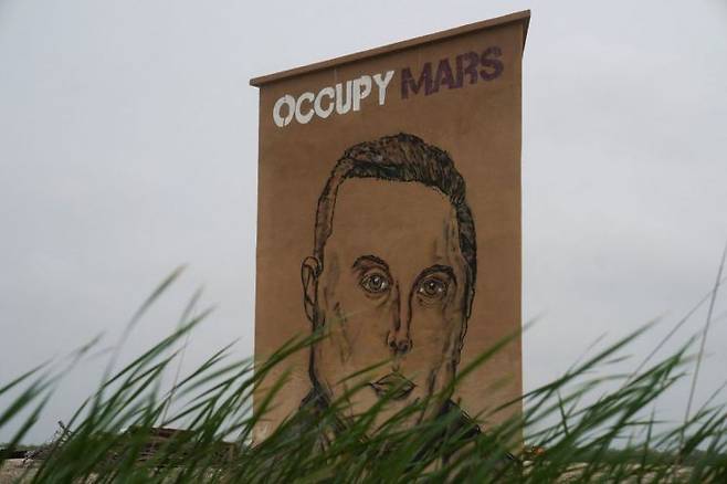 미국 텍사스주 브라운스빌에 등장한 벽화. 스페이스X의 기업공개(IPO)를 앞두고 ‘Occupy Mars(화성을 점령하라)’라는 문구와 함께 엘론 머스크를 묘사하고 있다. (브라운스빌)미국=로이터연합뉴스.